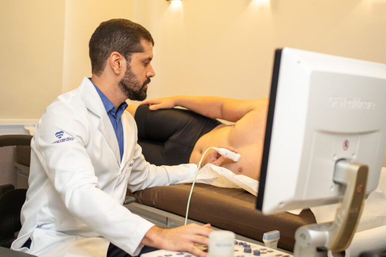 Dr. Helder Gomes realizando exame de ecocardiografia