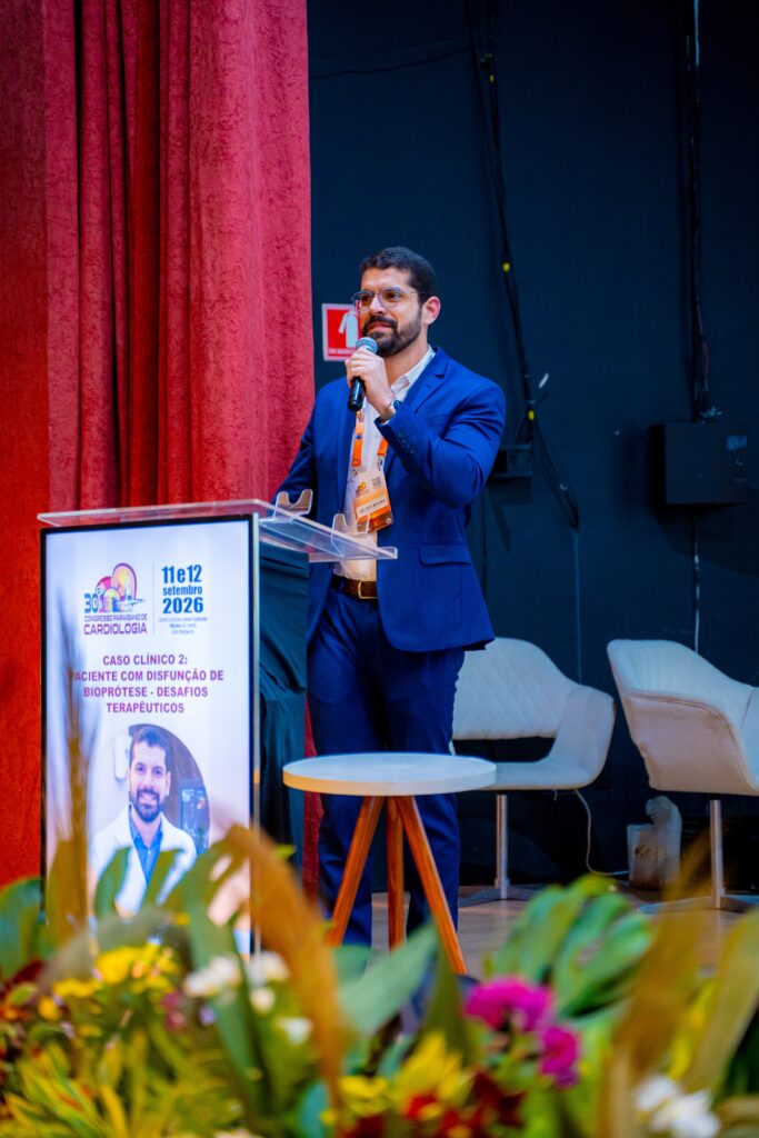 Dr. Helder Gomes apresentando caso clínico em congresso de cardiologia