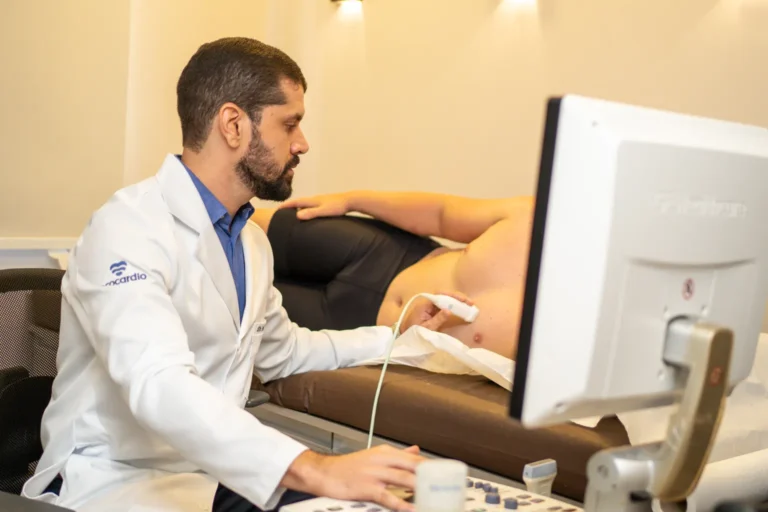 Dr. Helder Gomes realizando exame de ecocardiografia