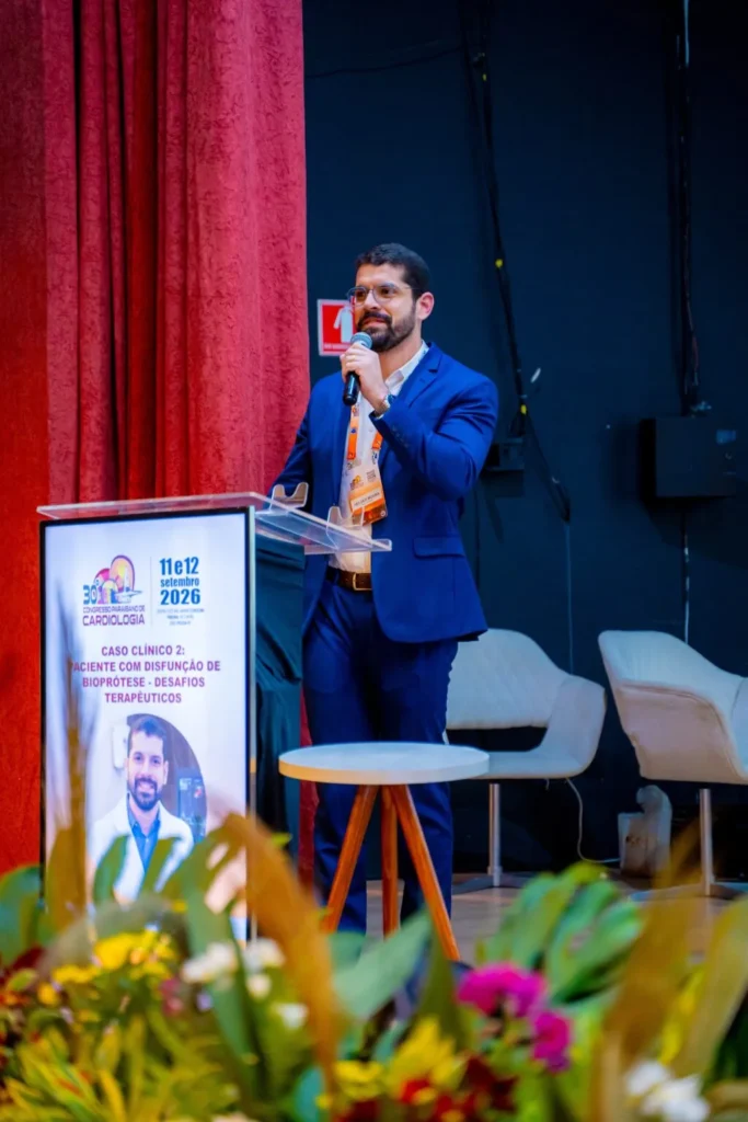 Dr. Helder Gomes apresentando caso clínico em congresso de cardiologia